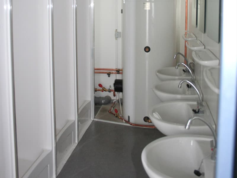 Waschbecken im Sanitärcontainer