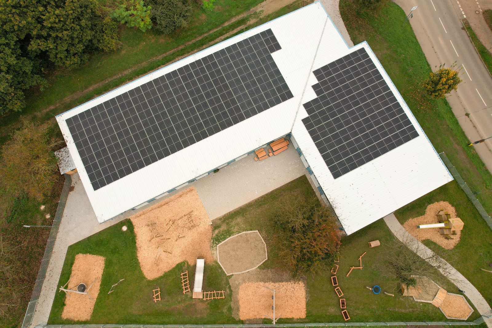 KiTa-Container von oben mit Solarpanels